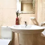 شقة Laya